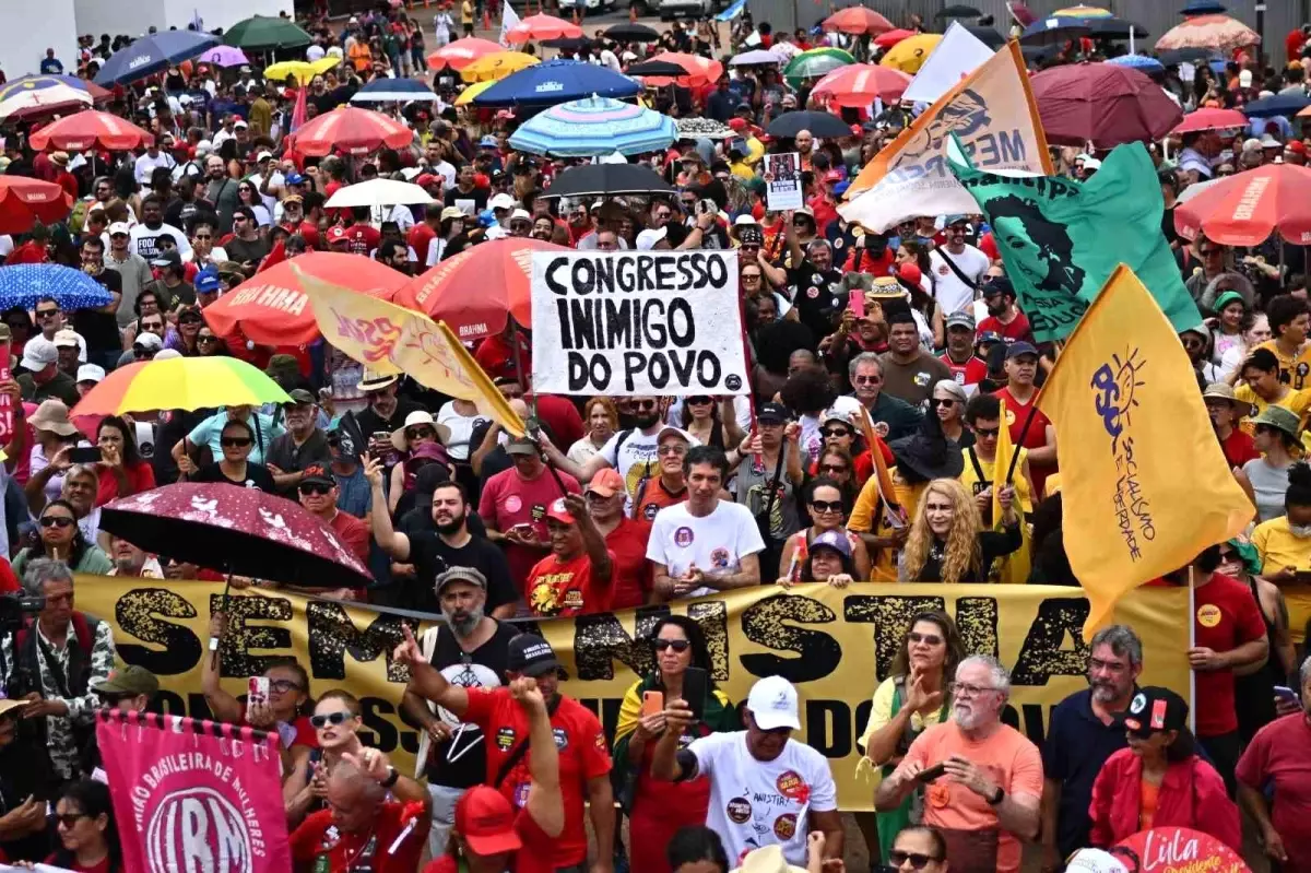 Brezilya'da binlerce kişi Bolsonaro için ceza indirimine karşı sokakta