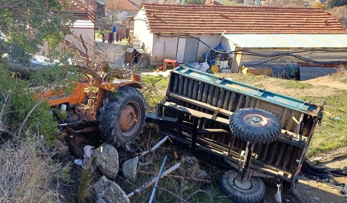 Burdur'da otomobille çarpışan traktör devrildi: 3 yaralı