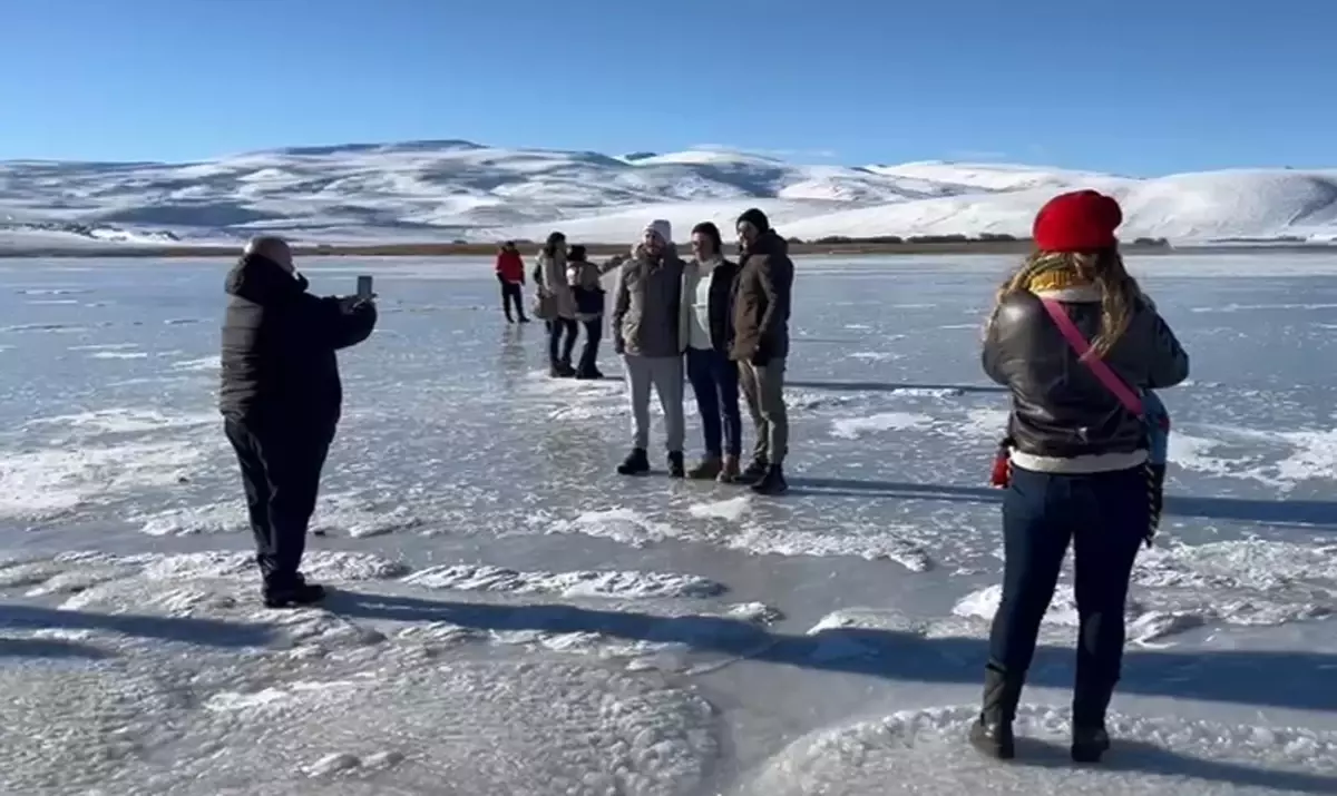 Kars'ta Çıldır Gölü'nün Yüzeyi Donmaya Başladı