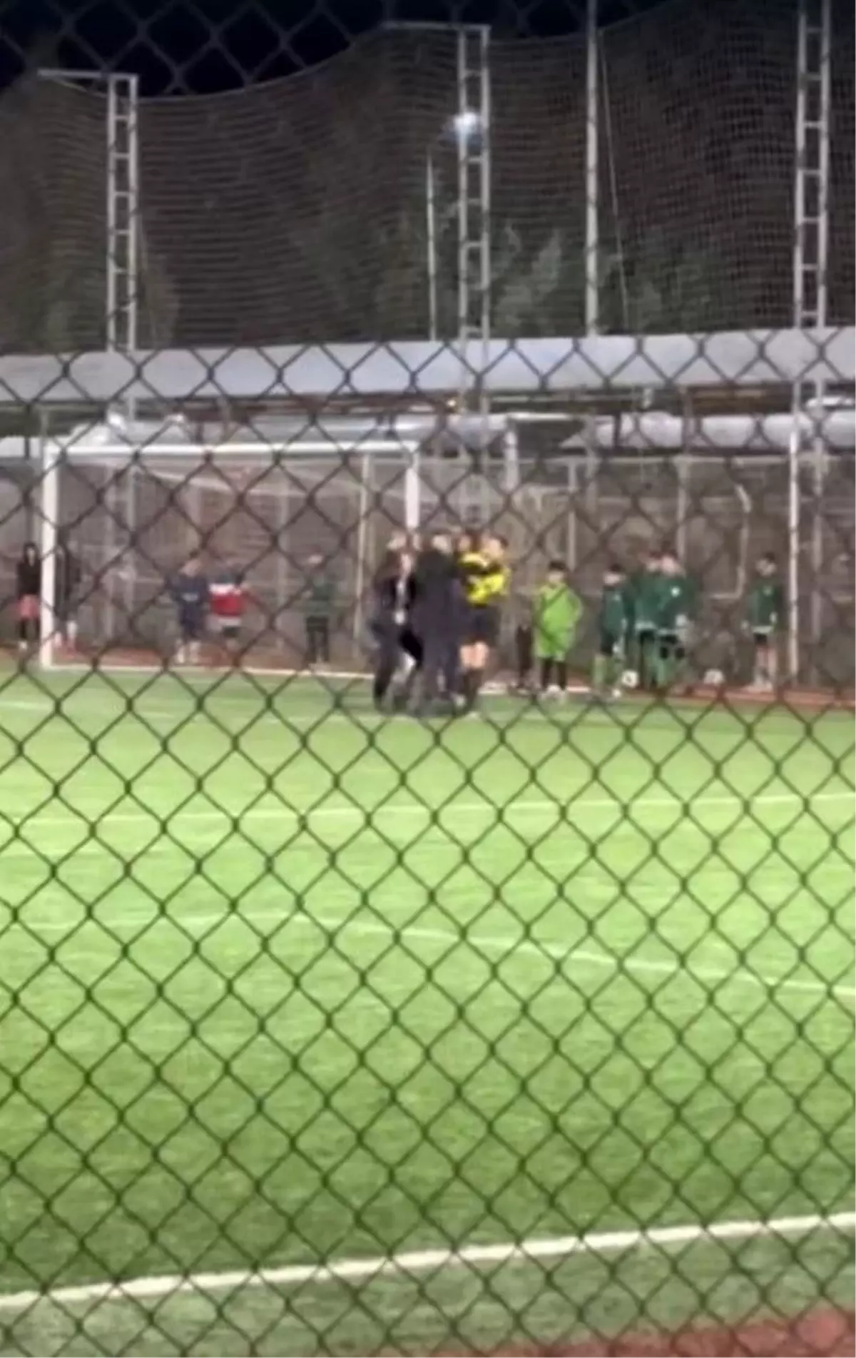 Çocukların maçında kadın hakeme şiddet