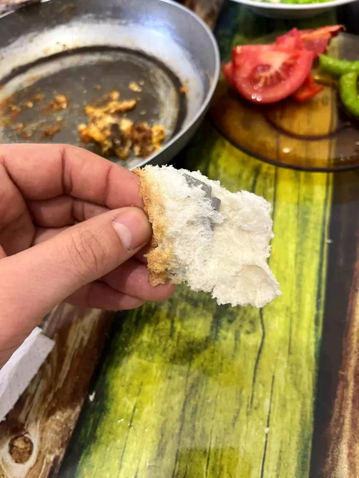 Ekmeğin içinden çıkanı görünce şok oldu