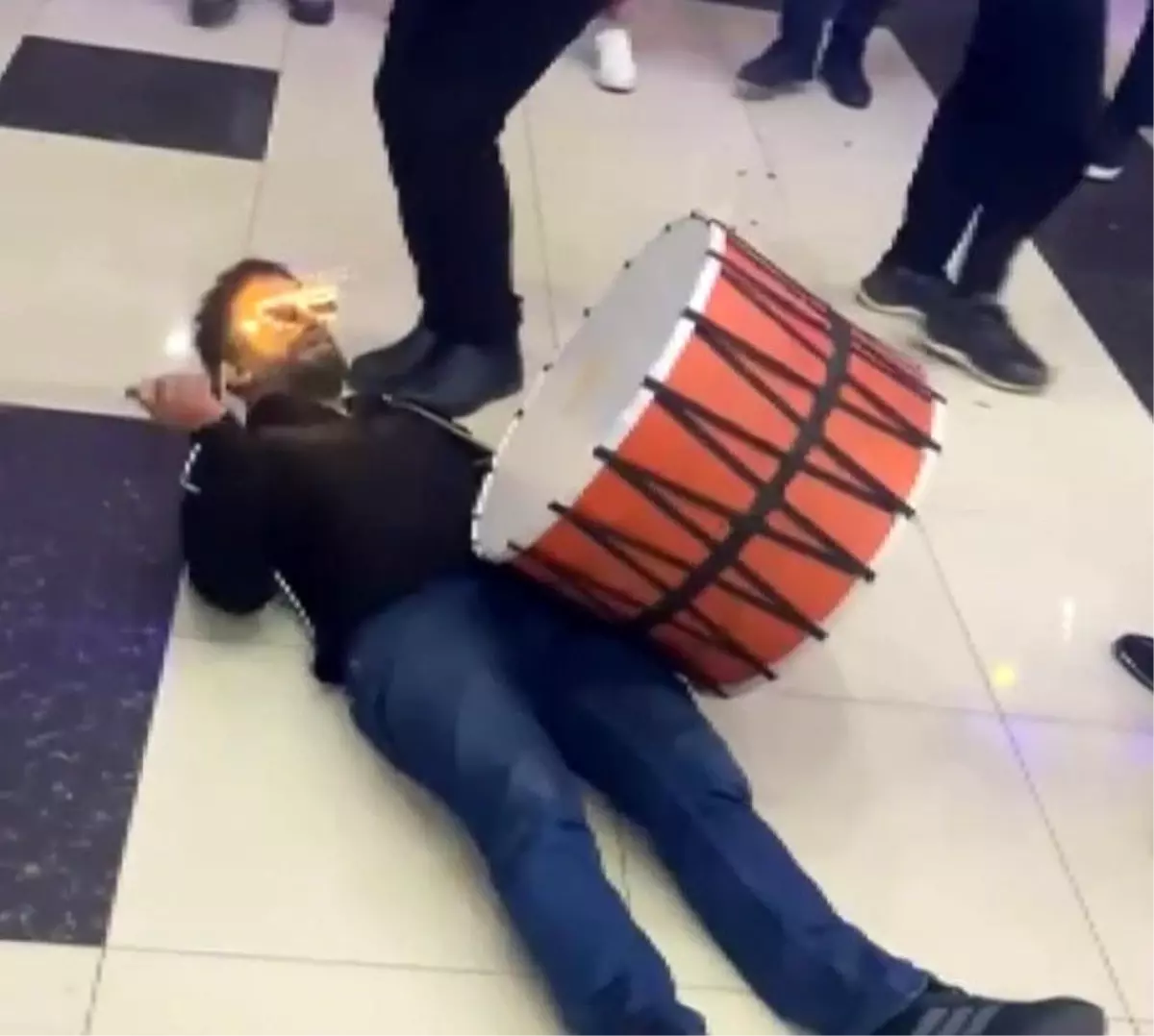 Elazığ'da düğünde davulcu performansı