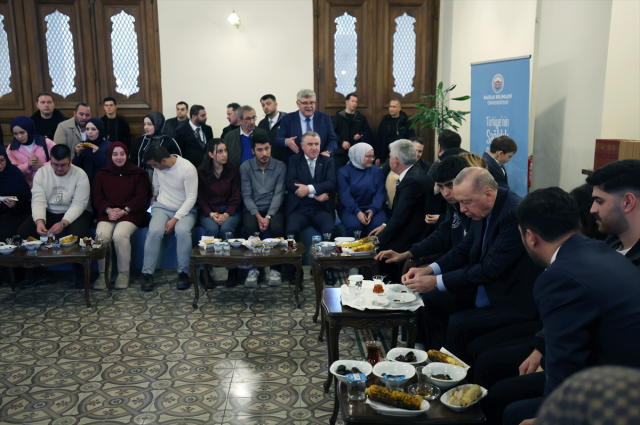 Erdoğan, Merkel'le anısını ilk kez anlattı: Şaşkın şaşkın bana bakıp gülmeye başladı 4 erdogan merkel ile bayrak anisini anlatti 19357905 9881 m