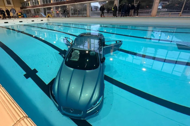 fransa da anne ve kizi havuzun dibini boyladi 19360886 1650 m