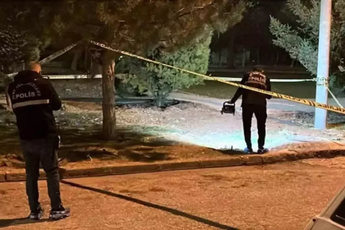 Husumetli iki grup arasında çıkan kavgada silahlar konuştu