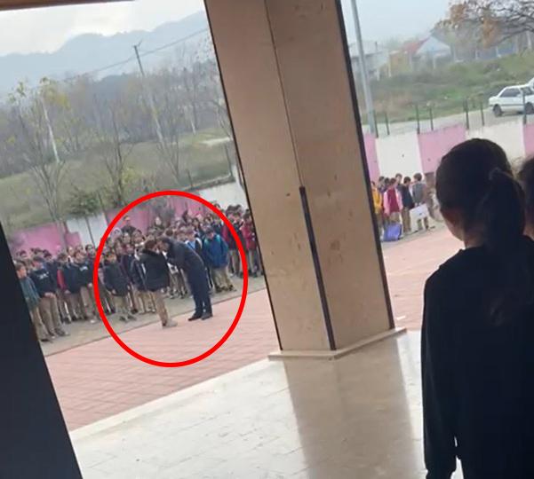 Шокирующее видео! Директор школы бросил ученика за воротник