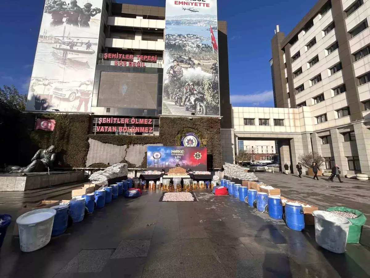 İstanbul'da ele geçirilen 1 ton 144 kilo uyuşturucu emniyette sergilendi
