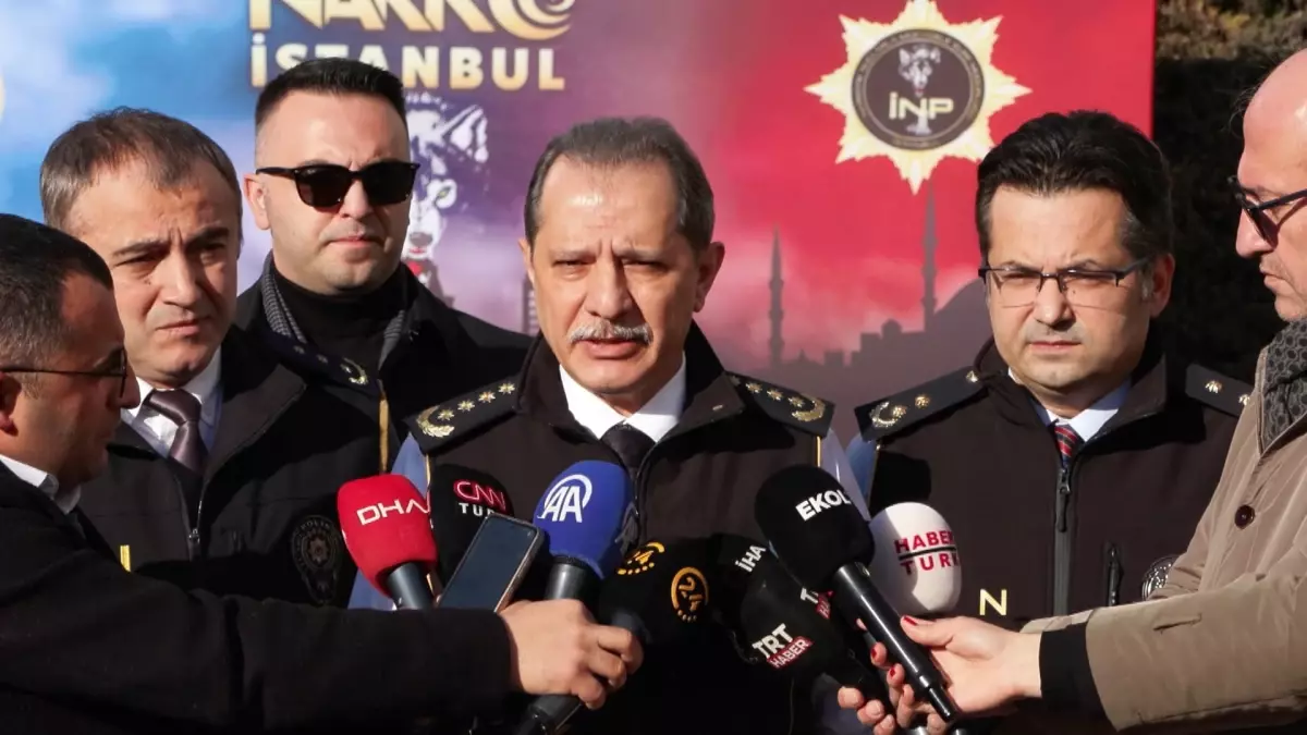 İstanbul'da operasyonla ele geçirilen 1 ton 144 kilo 396 gram uyuşturucu emniyette sergilendi