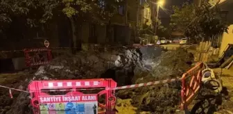 İstanbul'da yol çöktü! Bir işçi göçük altında kaldı