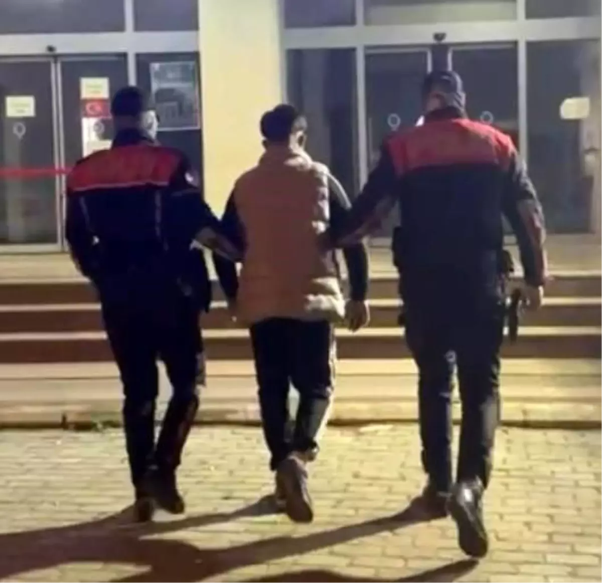 İzmir'de 42 yılla aranan hırsız yakalandı