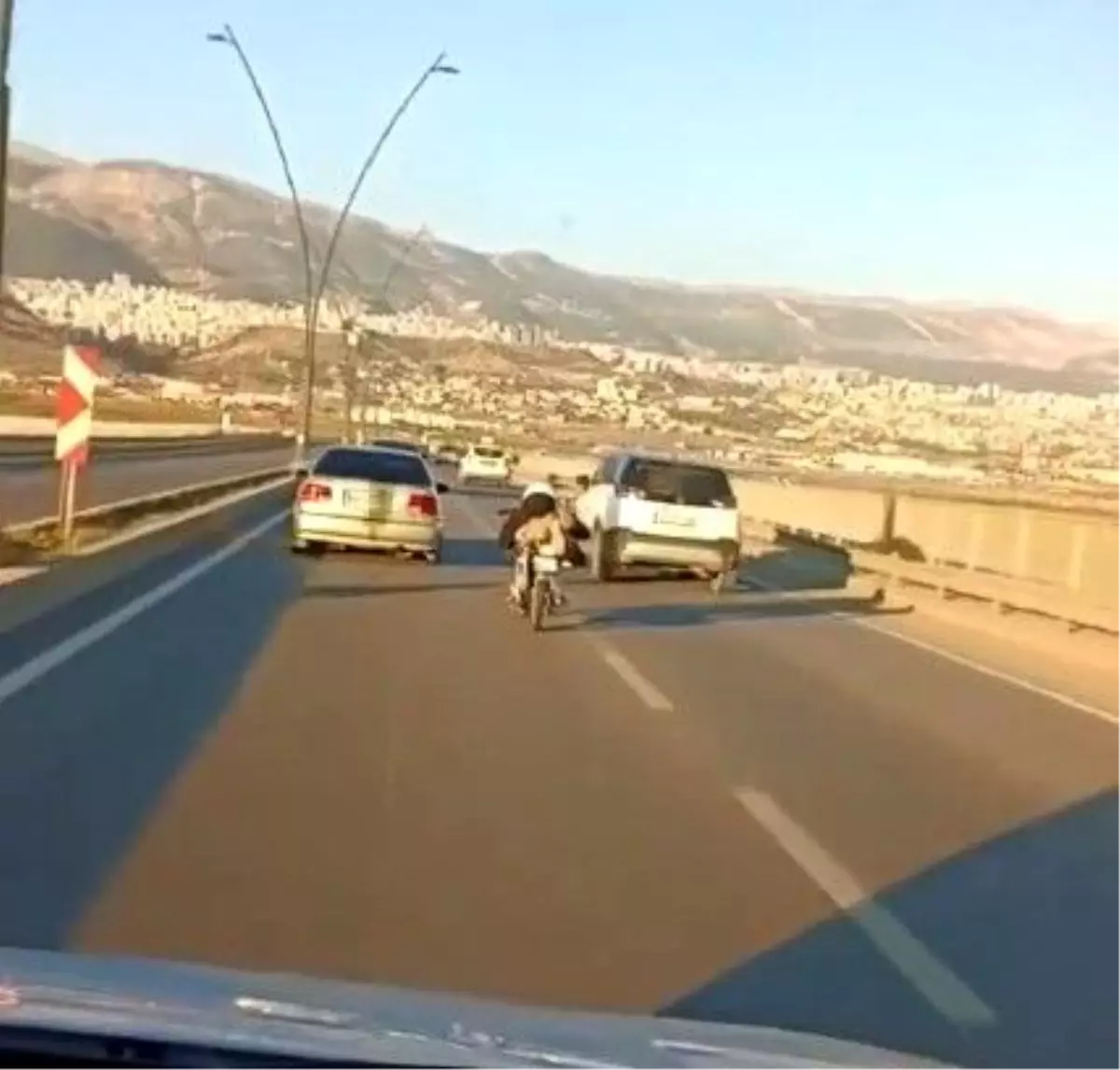 Kahramanmaraş'ta motosikletle tehlikeli sürüş kamerada