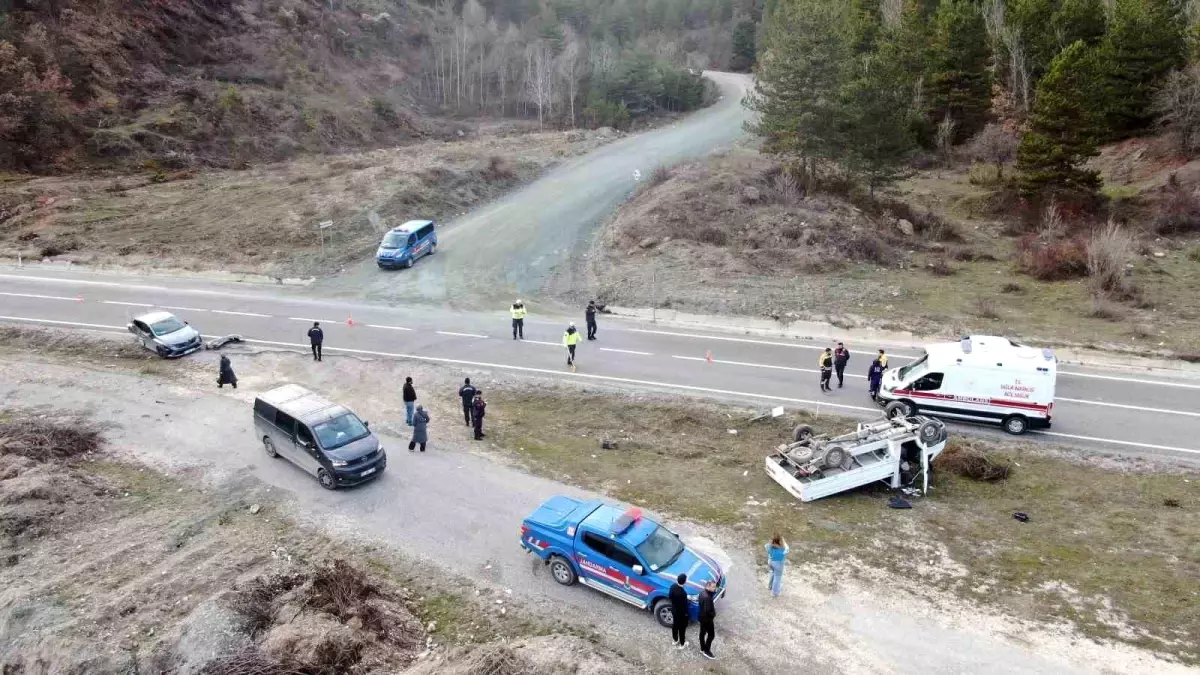 Kastamonu'da otomobil ile çarpışan kamyonet ters döndü: 1 ölü, 1 yaralı