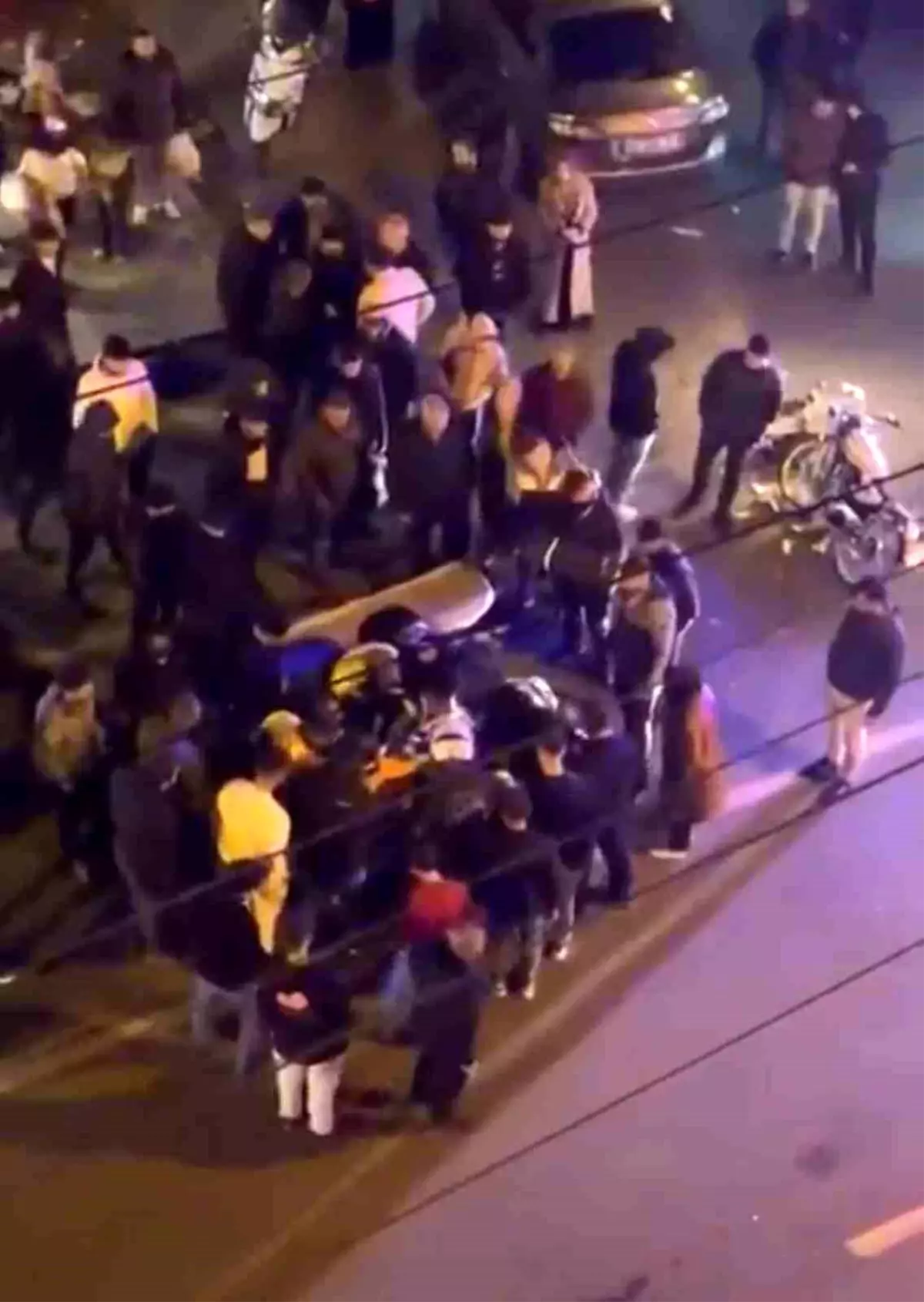 Kaza yapan motosiklet sürücüsünün acılar içinde bağırması kameraya yansıdı