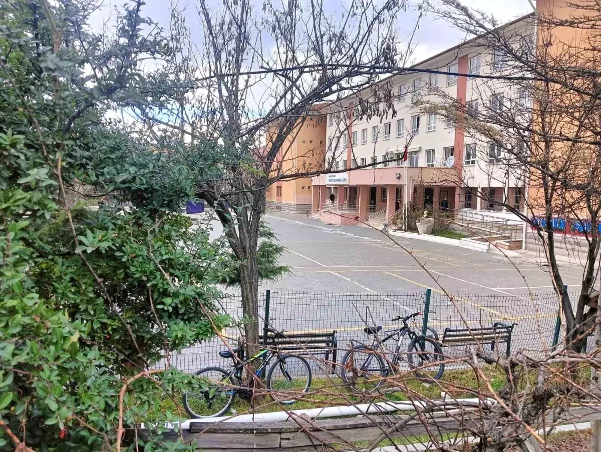 Kız öğrencilerine cinsel organının fotoğrafını gönderen tacizci öğretmen tutuklandı