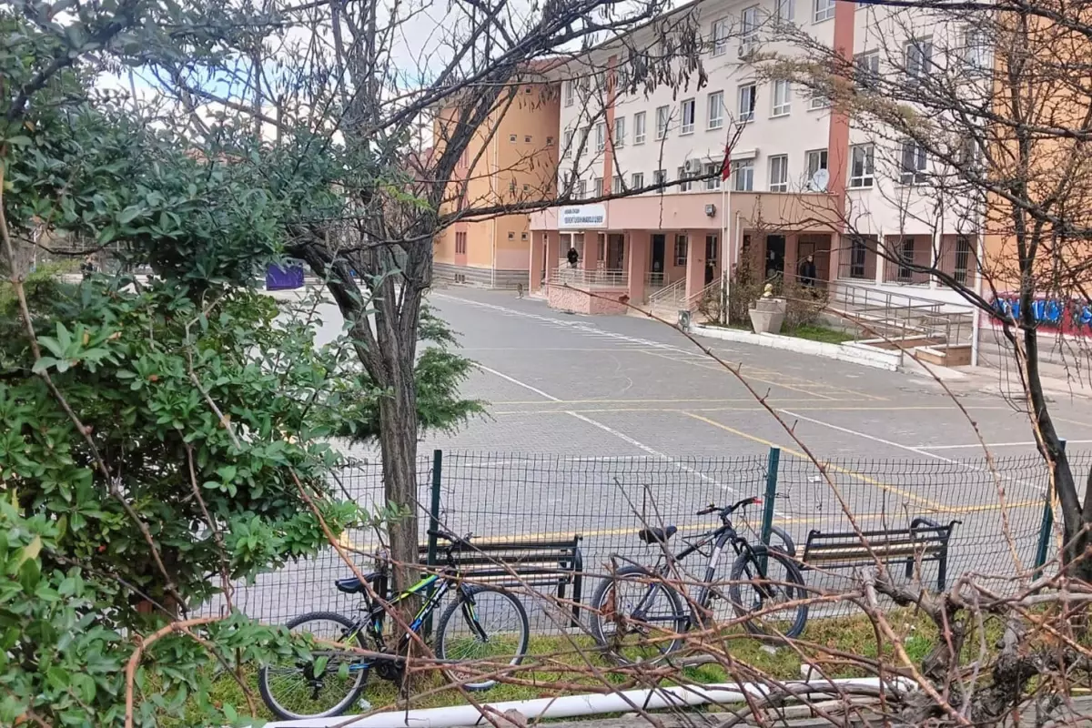 Lisede mide bulandıran olay! Kız öğrencilerine cinsel organının fotoğrafını gönderdi