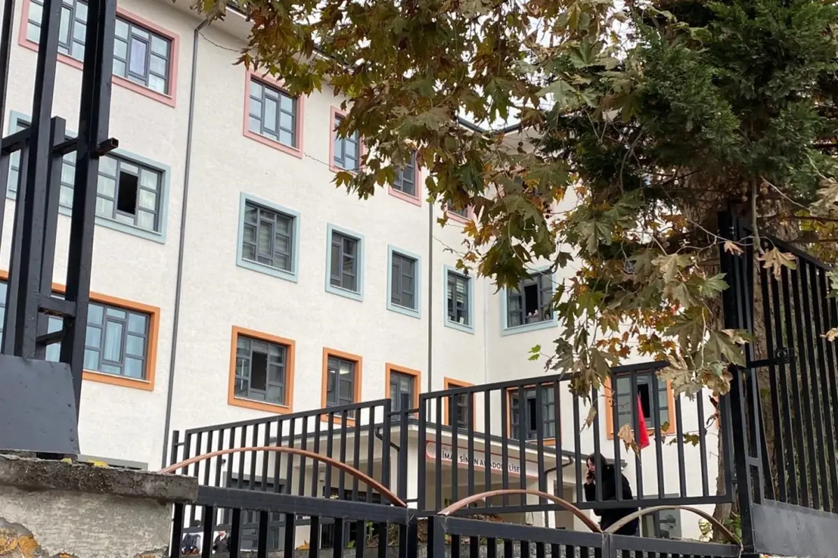 Lisede 3. kattan düşen öğrenci ağır yaralı