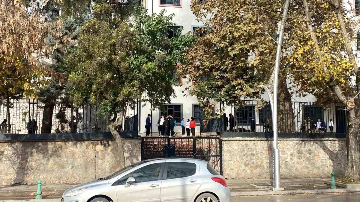 Lisede 3. kattan düşen öğrenci ağır yaralı