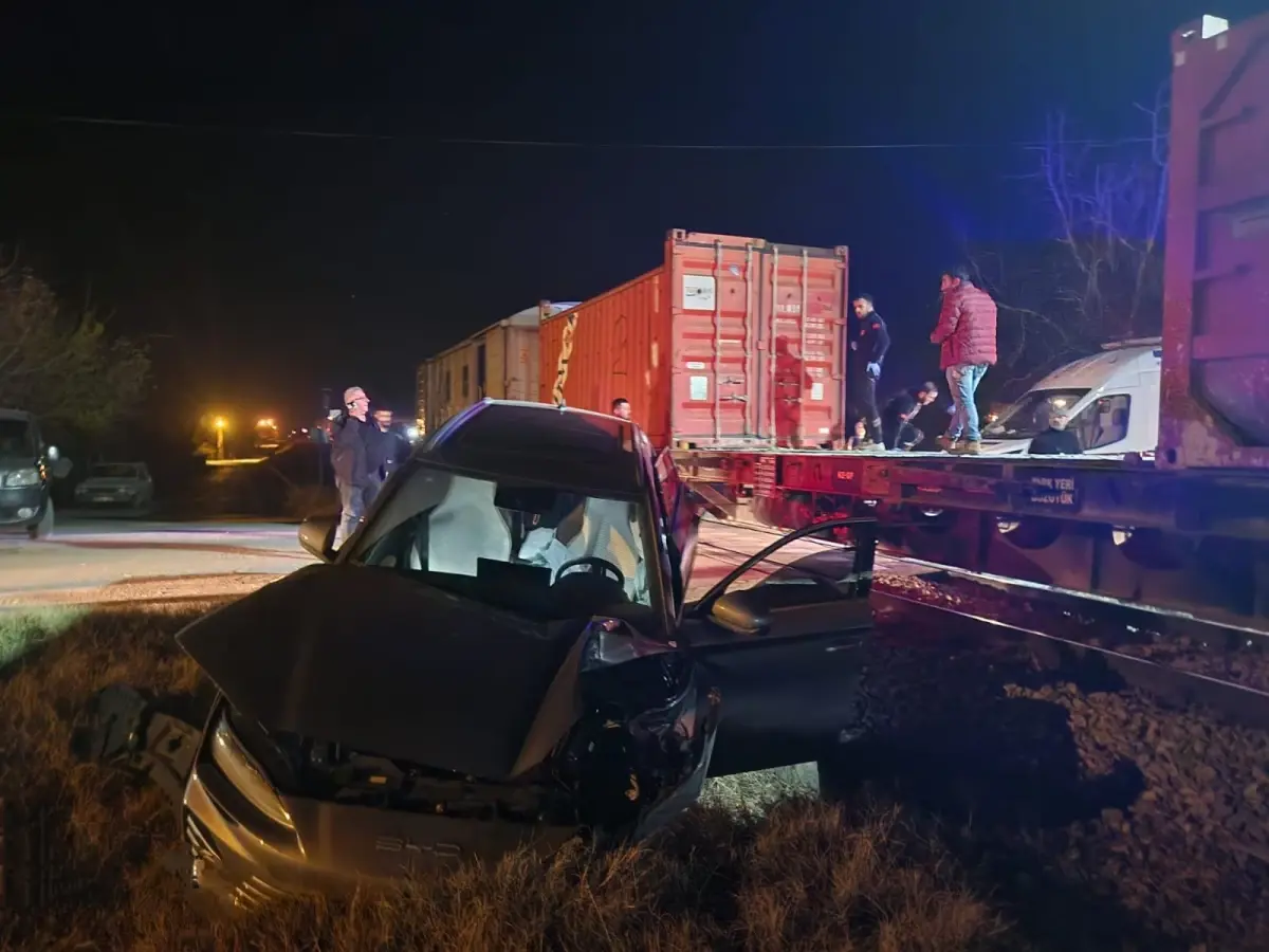 Malatya'da Trenin Otomobile Çarptığı Kazada 5 Kişi Yaralandı