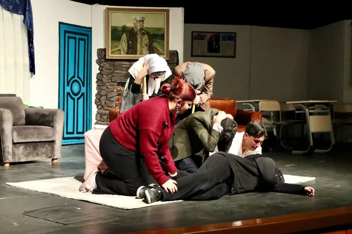 "Modem sustu, ev konuştu" tiyatro oyunu sahnelendi