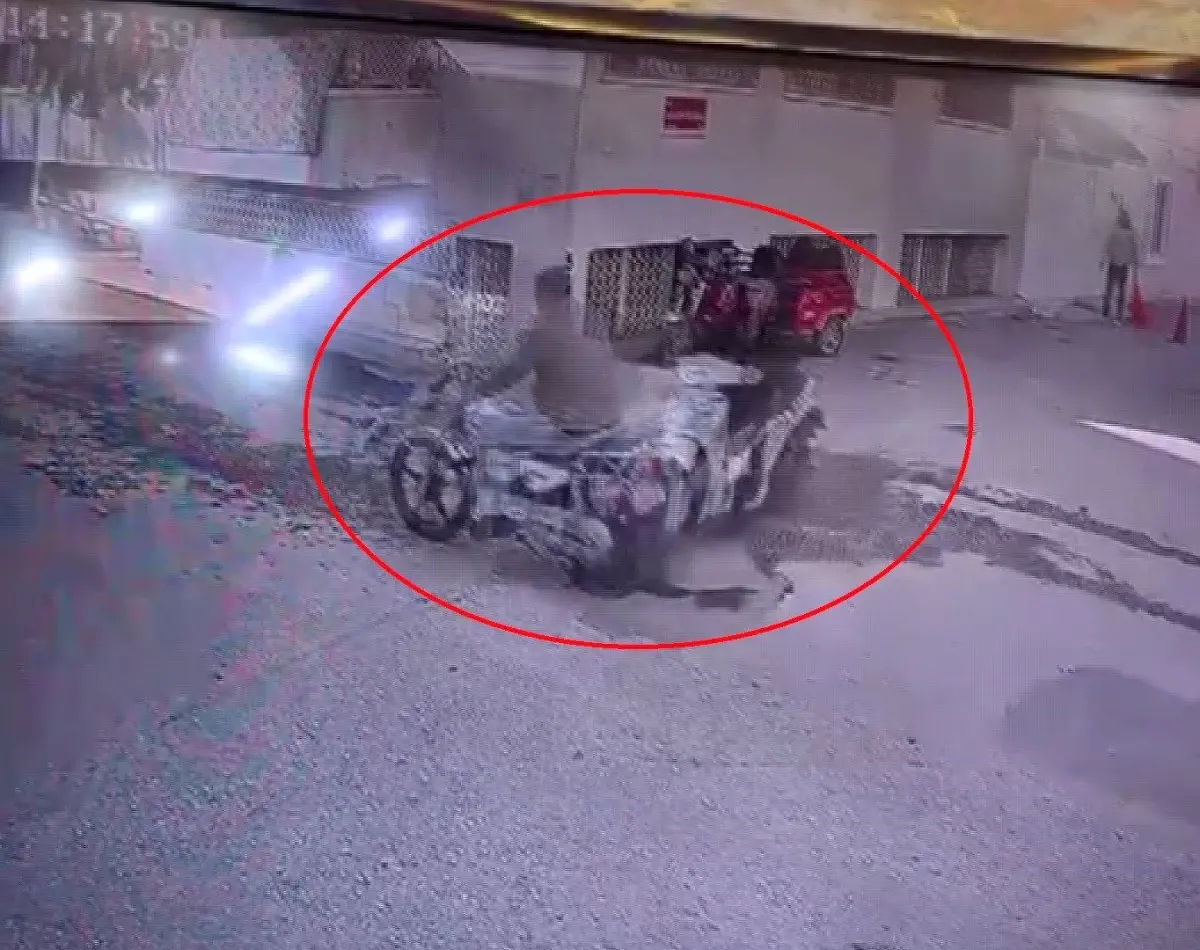 Motosikletlerin kafa kafaya çarpıştığı anlar kameraya yansıdı