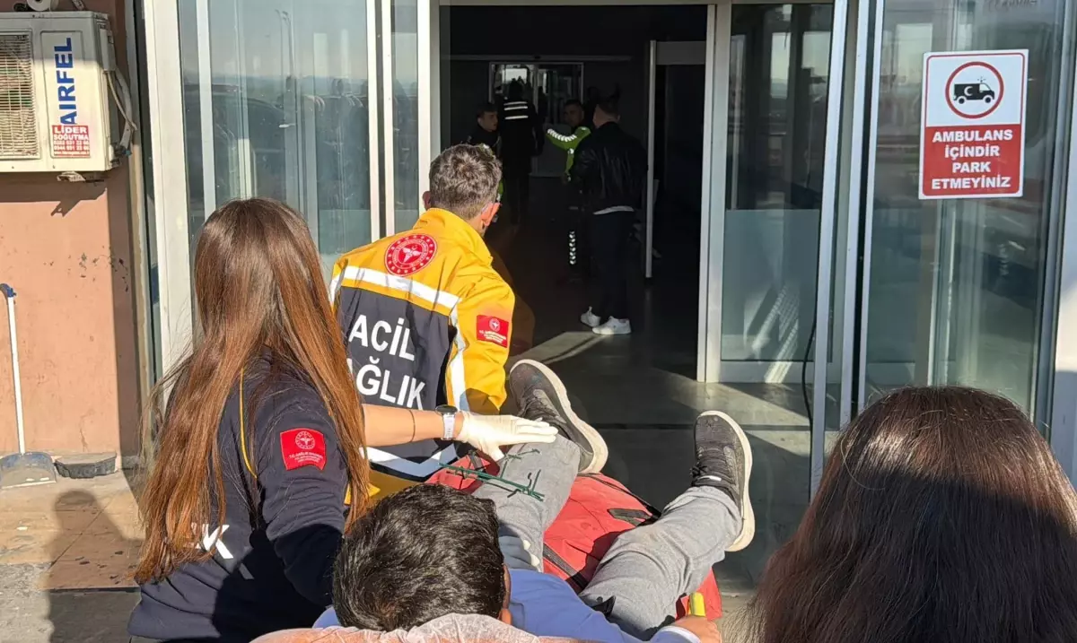 Okul bahçesinin çitinden atlarken bacağına demir saplandı