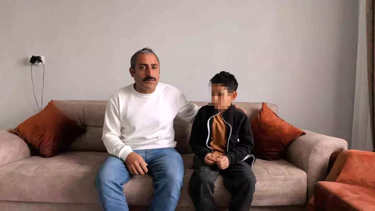 Okul müdürü, sinirlendiği öğrenciyi herkesin içinde darp etti