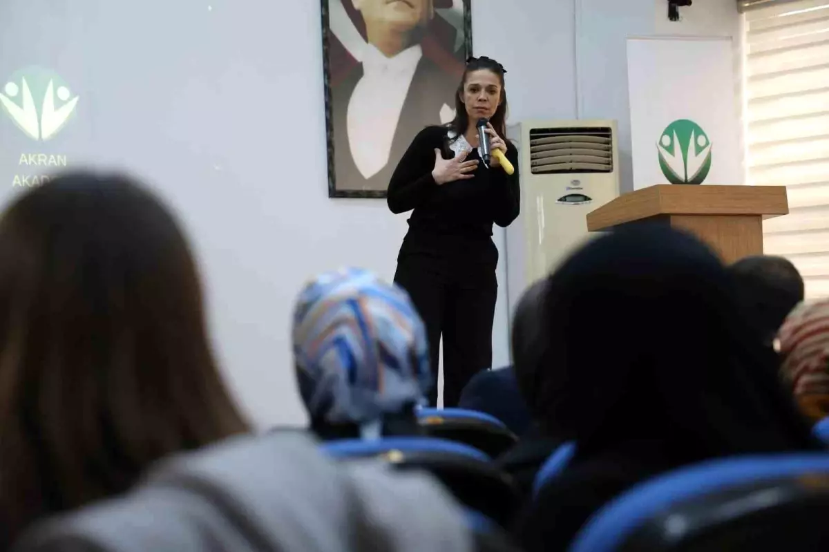 Otizmli yazar ebeveynlerle buluşarak otizmi anlattı