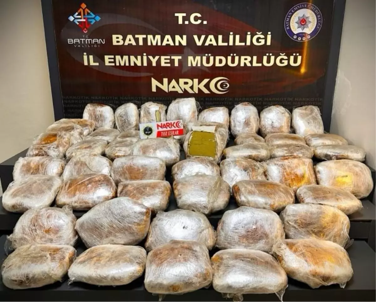 Otomobildeki 56 kilo 750 gram esrarı 'Hector' buldu: 3 tutuklama
