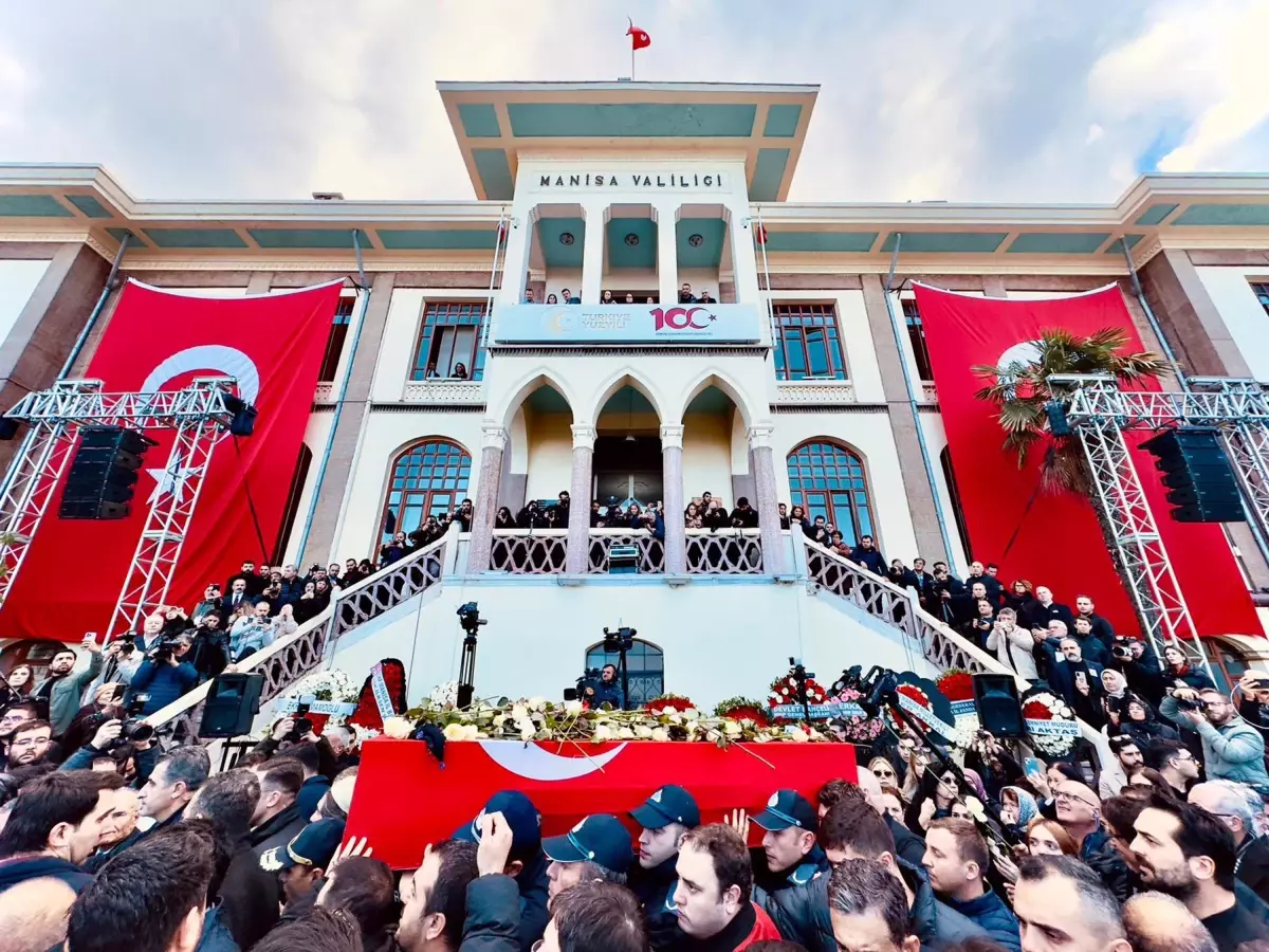 Manisa'da Şehzadeler Belediye Başkanı Gülşah Durbay'ın Cenaze Namazı Cumhuriyet Meydanı'nda Kılındı