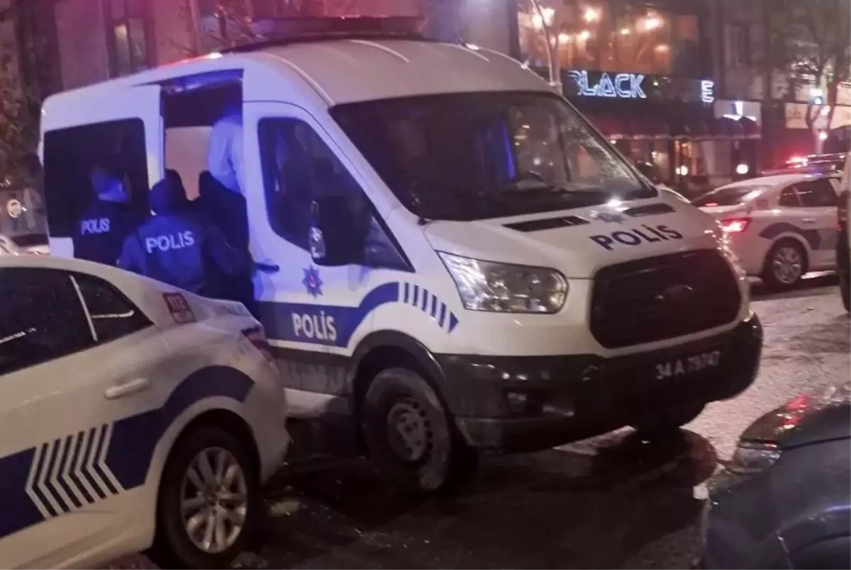 Sultangazi'de iki kişi arasındaki kavgaya aileler dahil oldu: Ortalık savaş alanına döndü