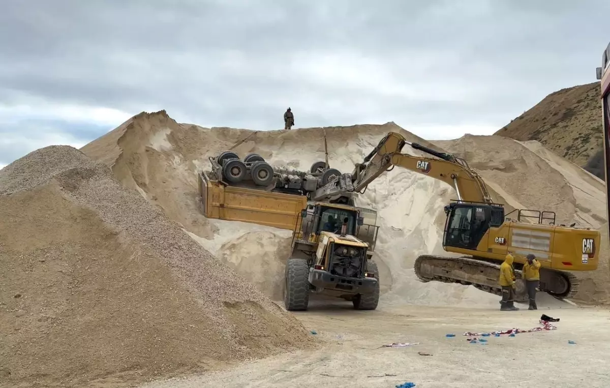 Taş ocağında kamyon devrildi, sürücüsü hayatını kaybetti