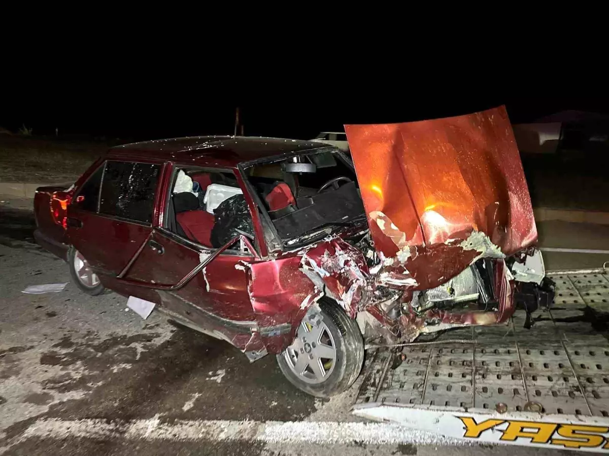 Uşak'ta otomobil ile hafif ticari araç çapıştı: 6 yaralı