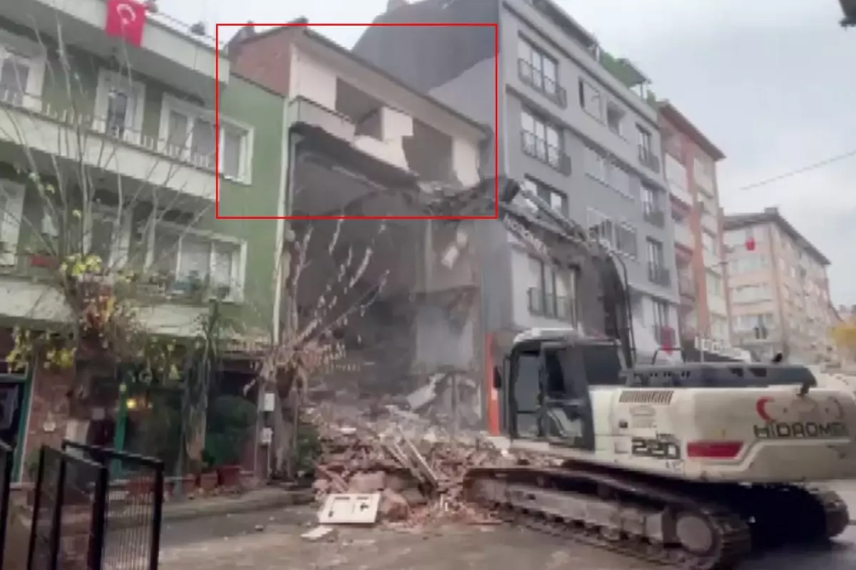 Böyle yıkım görülmedi! 4 katlı binanın en üst katı ayakta kaldı