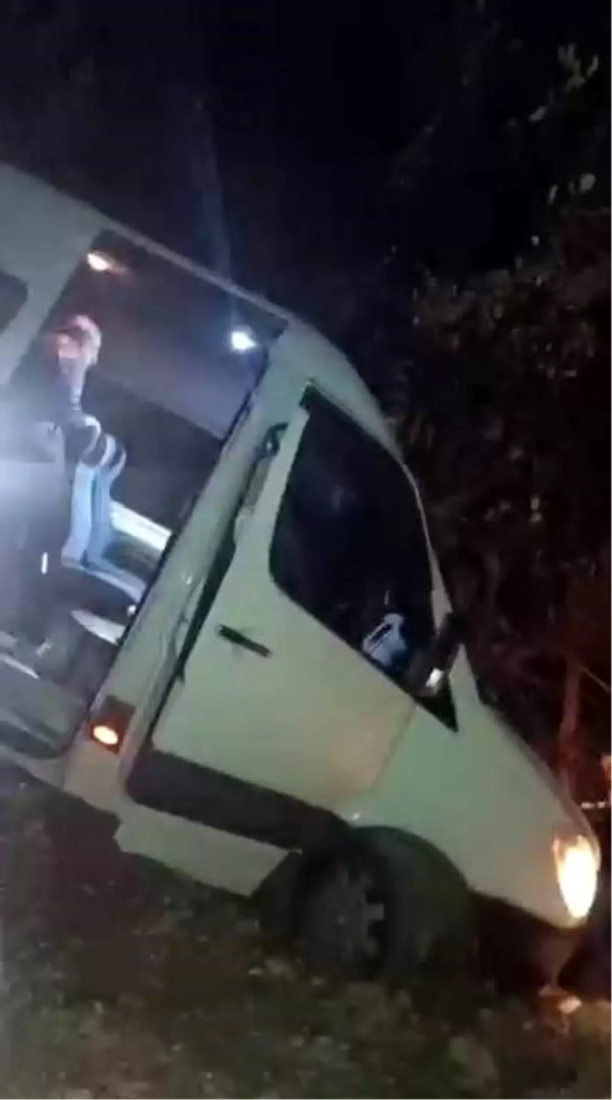 Yolcu minibüsü şarampolde asılı kaldı, faciadan dönüldü