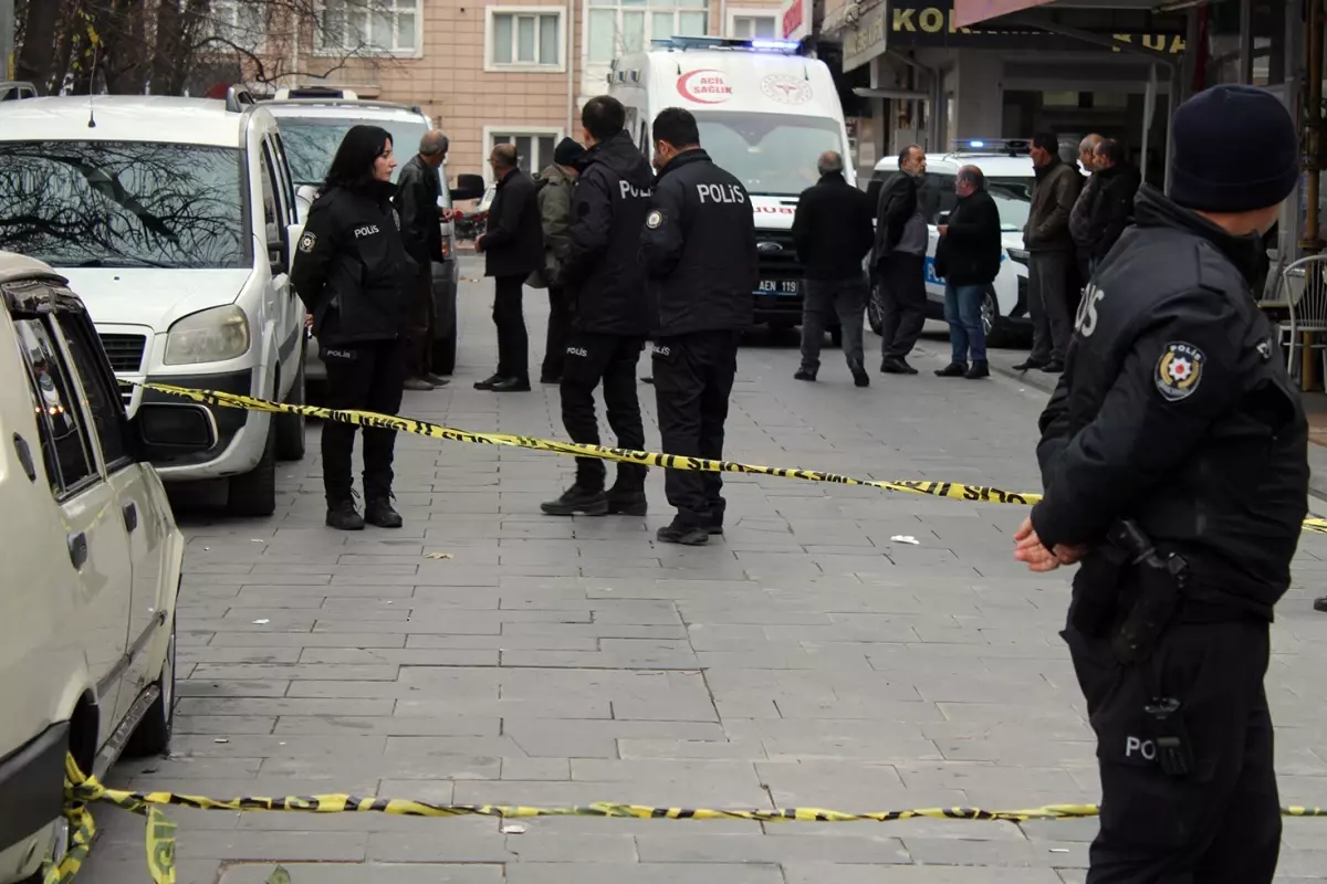 Yoldan geçenleri bıçakladı: 1'i ağır 3 yaralı