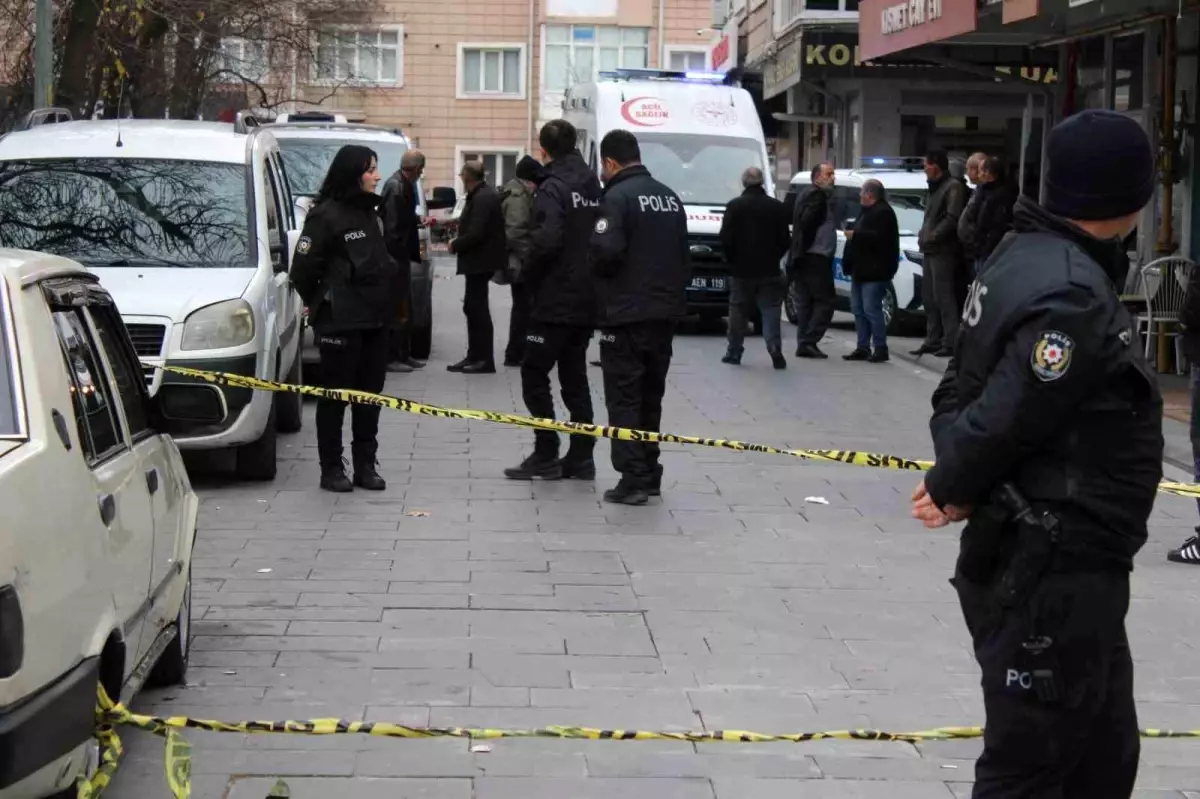 Yoldan geçenleri bıçakladı: 1'i ağır 3 yaralı