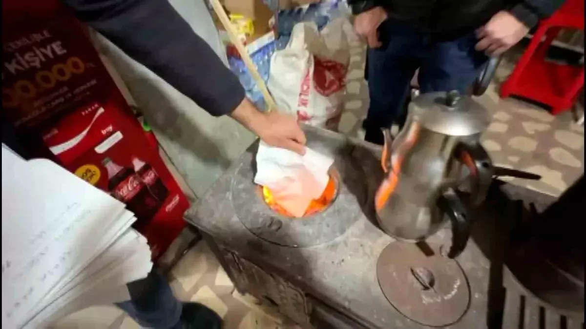 Zara'da ihtiyaç sahiplerinin veresiye borcu kapatıldı, defter sobada yakıldı