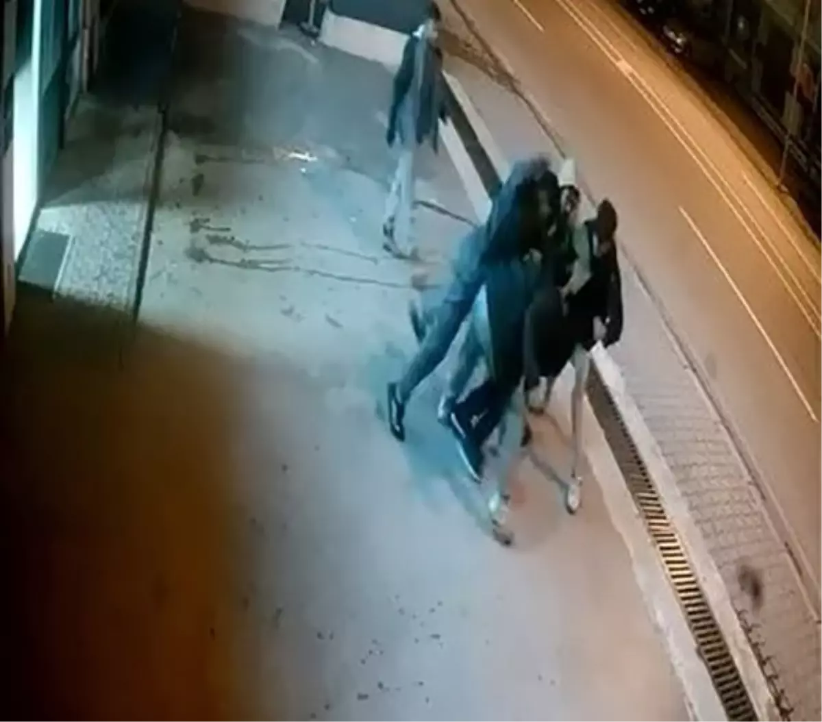 4 kişi 1 kişiye saldırdı: Hırsını alamayan saldırganlardan biri şahsın kulağını ısırarak kopardı