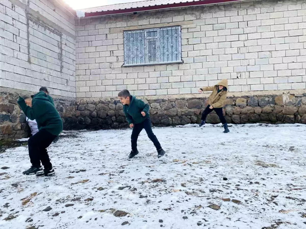 Ağrı'da çocuklar karın tadını çıkardı
