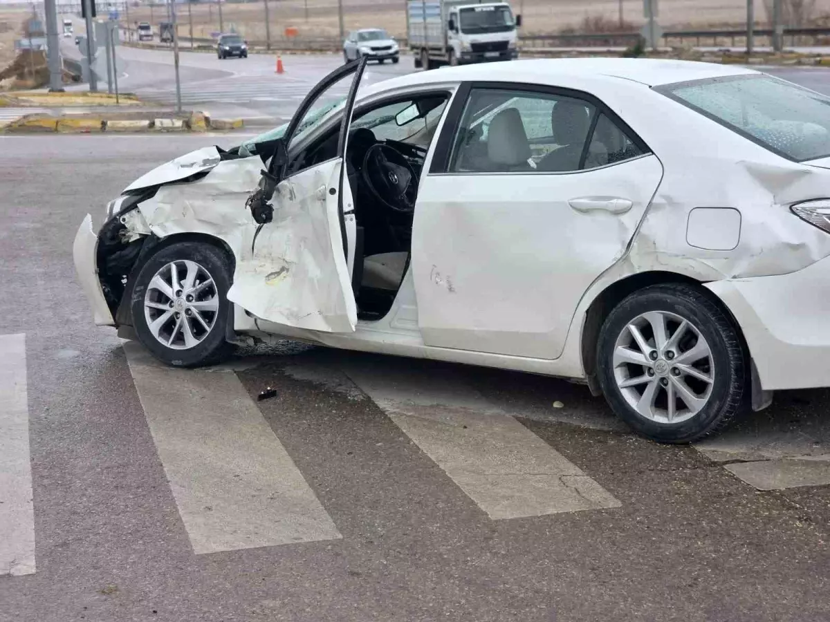 Aksaray'da tır ile otomobil çarpıştı: 4'ü hakem 5 yaralı