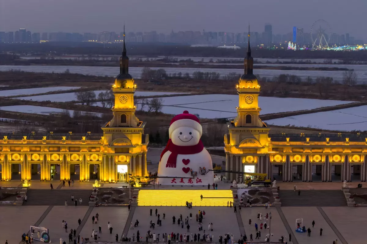Albüm: Çin'in Harbin Kentinde 19 Metrelik Dev Kardan Adam Ziyaretçilerden Yoğun İlgi Görüyor