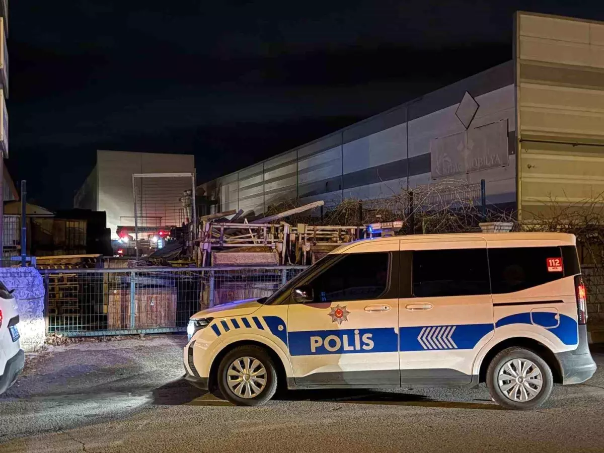 Atık maddeler alev aldı, fabrikaya sıçrayan yangın büyümeden söndürüldü