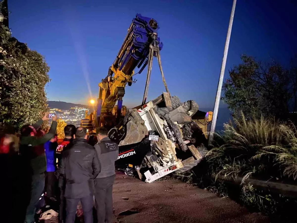 Bursa'da vinçten düşen iş makinesi paniğe neden oldu