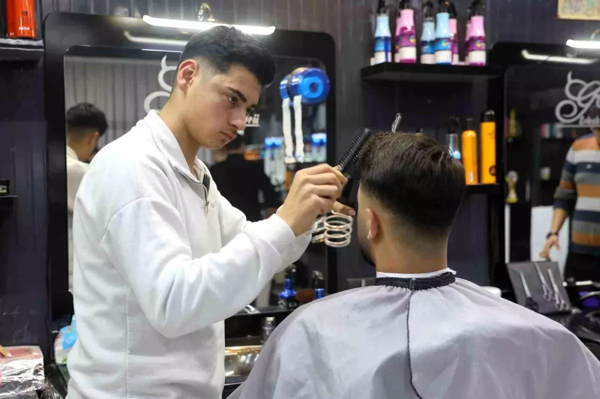 Depreme müşterisinin saçını yıkarken yakalanan kuaförün ustalığını konuşturduğu anlar kamerada