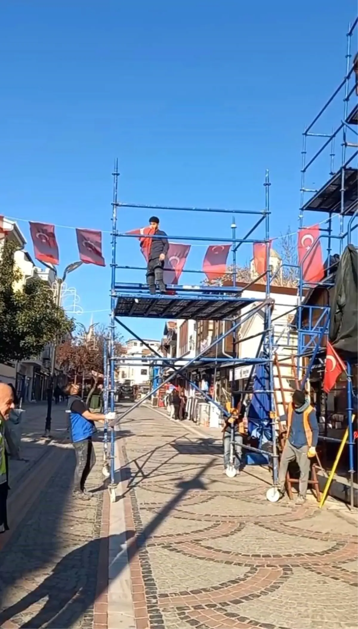 Edirne'de caddede bayrağa saygı: Türk bayrağını öperek kaldırdı