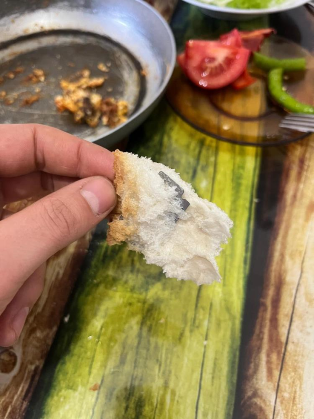 firindan aldigi ekmegin icinden jilet cikti 19361287 2971 m