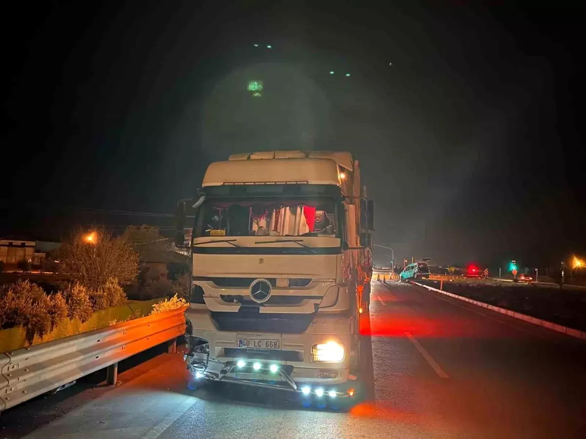 Gaziantep'te hafif ticari araç ile tır çarpıştı: 2'si çocuk 3 yaralı