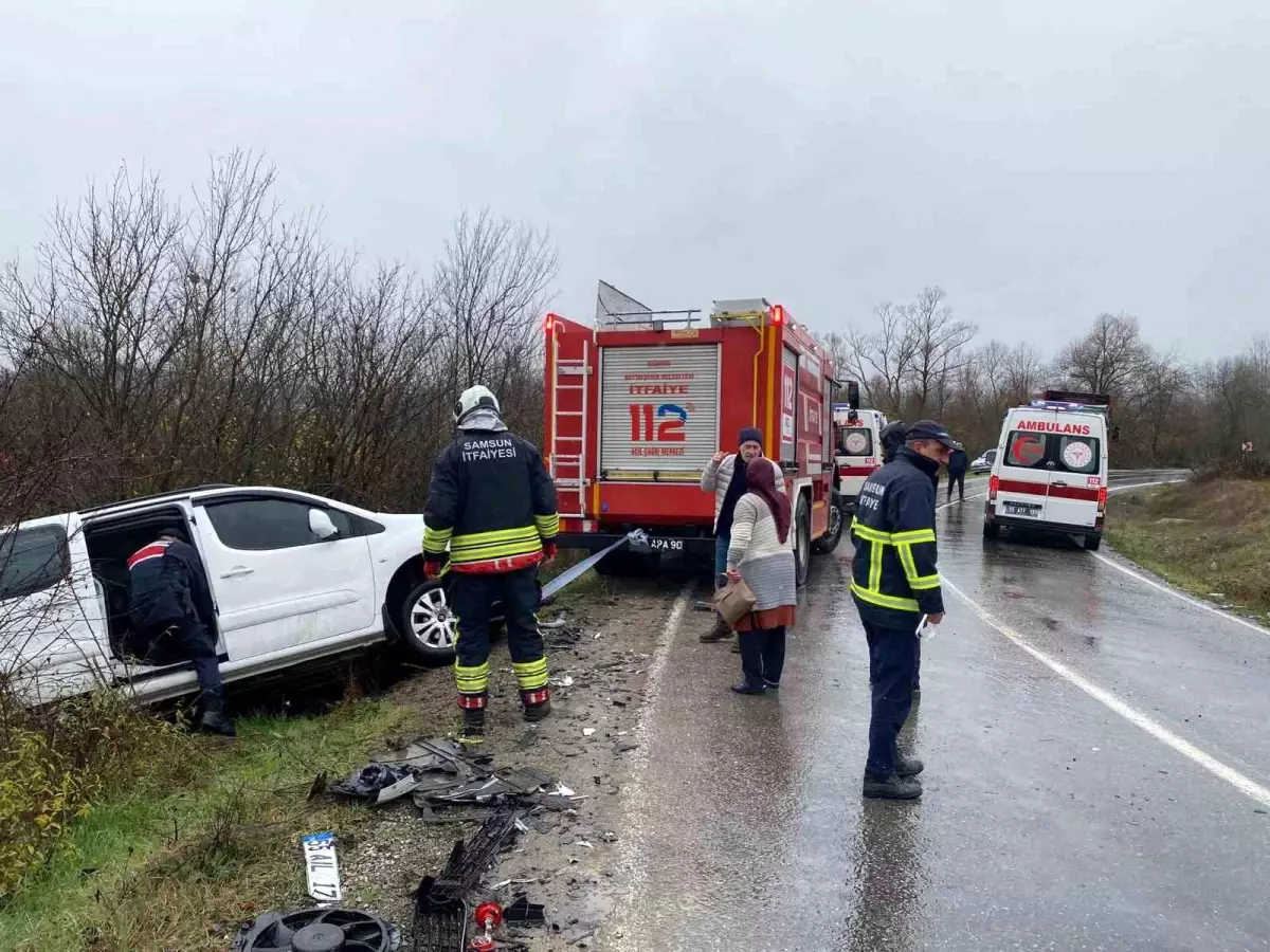 Hafif ticari araç kamyona çarptı: 2 yaralı