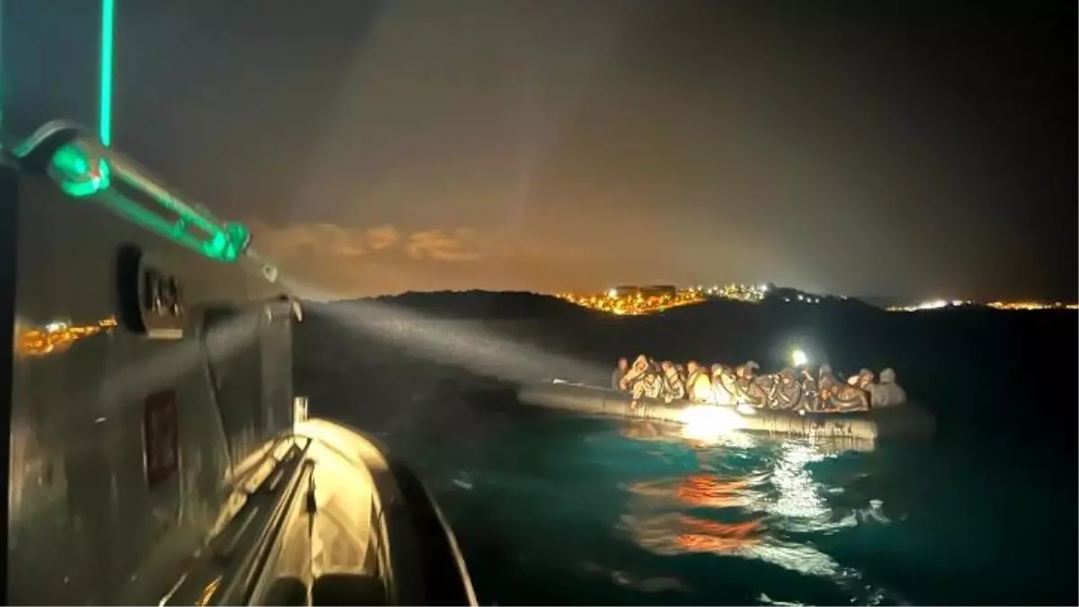 İzmir açıklarında 68 düzensiz göçmen kurtarıldı