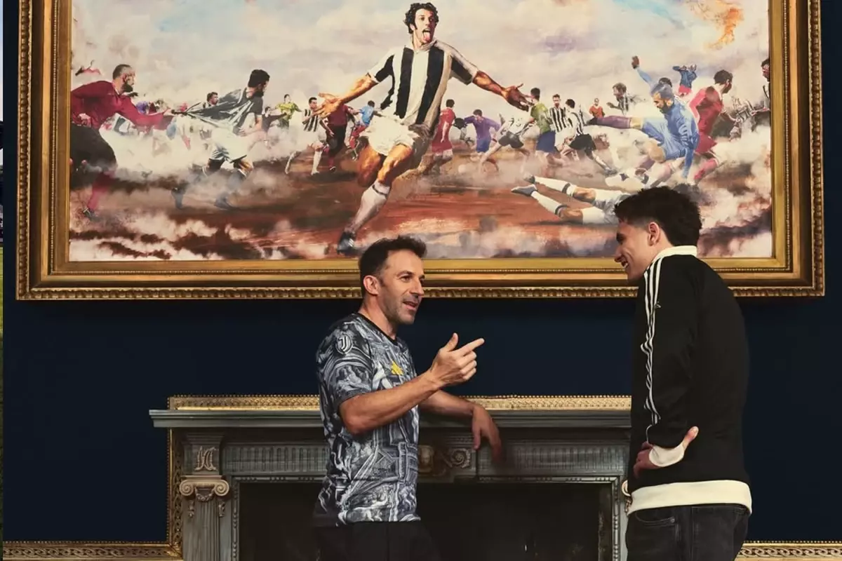 Juventus, efsane 10 numarası Del Piero'ya özel formayı Kenan Yıldız ile tanıttı